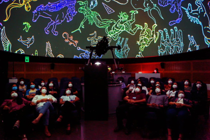 Un grupo de personas asisten a las primeras funciones tras la reciente reapertura del Planetario Nacional Mutsumi Ishitsuka, en Lima.