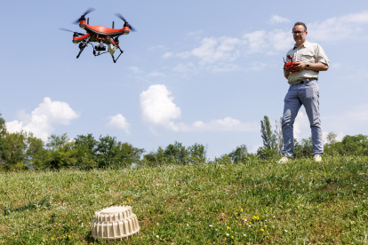 Un dron con inteligencia artificial que se utiliza para la detección y limpieza de minas antipersona en zonas en conflicto, según mostró hoy el Comité Internacional de la Cruz Roja (CICR).