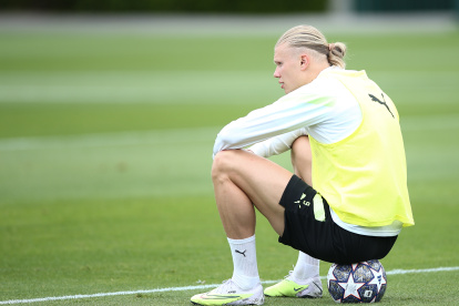 Manchester (United Kingdom), 06/06/2023.- Erling Haaland of Manchester City attends a training session during an UEFA Champions League media day at the City Football Academy in Manchester, Britain, 06 June 2023. Manchester City will play Inter Milan in the UEFA Champions League final at the Ataturk Olympic Stadium in Istanbul on 10 June 2023. (Liga de Campeones, Reino Unido, Estanbul) EFE/EPA/ADAM VAUGHAN