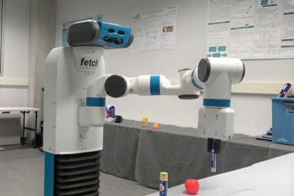 El robot fue creado por Ali Ayub y Juhi Shah. Mediante un algoritmo de detección de objetos, lo programaron para ubicar cada objeto y mapeara sus cambios de lugar.