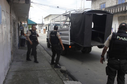 Agentes policiales llegaron a la zona para investigar el caso y retirar la tricimoto, como parte de las indagaciones.