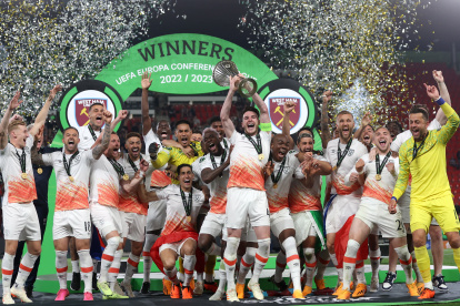 Prague (Czech Republic), 07/06/2023.- Team of West Ham celebrates with the trophy after winning the UEFA Europa Conference League Final soccer match between AFC Fiorentina and West Ham United, in Prague, Czech Republic, 07 June 2023. (República Checa, Praga) EFE/EPA/MARTIN DIVISEK
