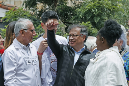 El presidente de Colombia, Gustavo Petro (c), acompañado por la vicepresidenta, Francia Márquez (d); y el ministro de Salud, Guillermo Alfonso Jaramillo (i), entre otros, llega para acompañar a sus allegados y simpatizantes a la Casa del Florero, hoy, en el centro de Bogotá (Colombia). EFE/ Mauricio Dueñas Castañeda