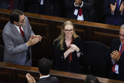 Beatriz Hevia (c) es elegida presidenta del Consejo Constitucional, durante la sesión de instalación del Consejo Constitucional hoy en Santiago de Chile (Chile).