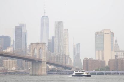 El humo como resultado de los incendios forestales canadienses envuelve el horizonte de la ciudad de Nueva York, convirtiéndolo en la peor calidad del aire en el mundo en este momento, visto desde el distrito de Brooklyn de Nueva York, Nueva York, EE. UU., 07 de junio de 2023.