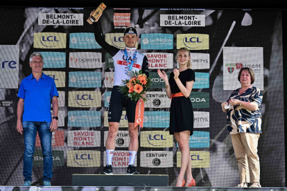 Mikkel Bjerg (UAE Emirates) en la cima del podio de la cuarta etapa.