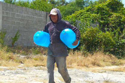 Algunos pobladores prefirieron comprar agua purificada antes de consumir la que llega en las llaves.