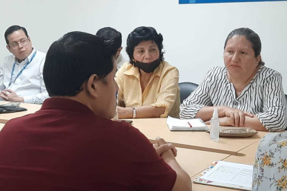 Reunión. Más de 15 asistentes formaron parte de la mesa de diálogo.