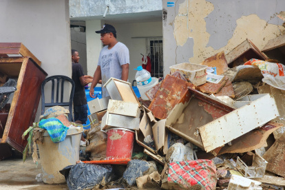 Inundación. Los bienes de un sinnúmero de habitantes de Esmeraldas quedaron inservibles por el agua.