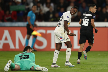 El arquero brasileño Lucas Perri (i) fue clave para el empate de Botafogo. Renato Ibarra (c) fue uno de los que más buscó vencer al golero del Fogao.