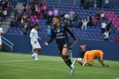 Michael Hoyos fue la figura de los rayados al marcar un doblete ante Corinthians.