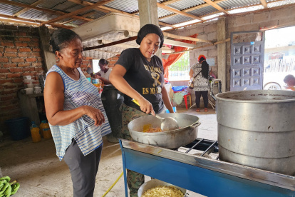 Acciones. Varias madres de familia se han agrupado para juntar utensilios y aportar con mano de obra.
