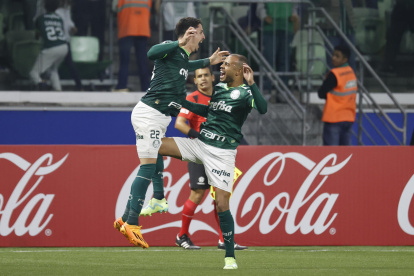 Joaquín Piquerez (i) de Palmeiras celebra su gol hoy, en un partido de la fase de grupos de la Copa Libertadores entre Palmeiras y Barcelona SC en el estadio Allianz Parque en Sao Pablo (Brasil).