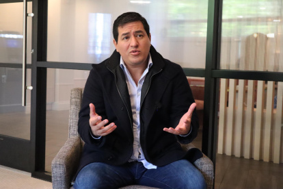 Fotografía de archivo, tomada el pasado 18 de mayo, en la que se registró al excandidato presidencial ecuatoriano Andrés Arauz, durante una entrevista con EFE, en Washington DC (EE.UU.).