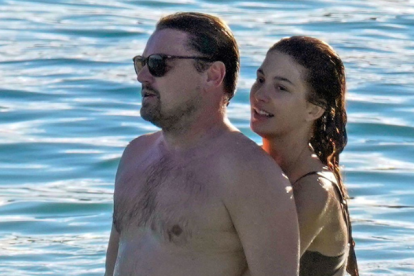 Leonardo DiCaprio junto a la modelo Megan Roche.