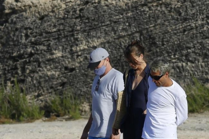 Leonardo DiCaprio (izquierda) junto a la modelo Meghan Roche y un acompañante.