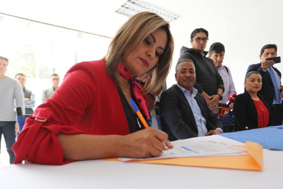 Linda Romero y Bolívar Armijos en la firma de su precandidatura.