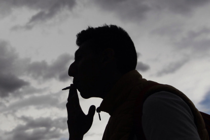 En la imagen de archivo, un hombre fuma un cigarrillo.