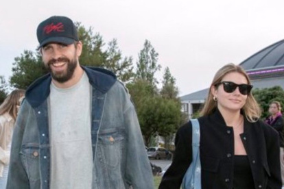 Piqué y Clara Chía se quejan de las fotografías y reportajes contantes del cronista español.