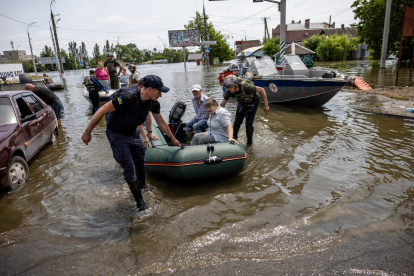 Los equipos de rescate evacuan a los residentes de una plaza inundada en Kherson, Ucrania, el 8 de junio de 2023, en medio de la invasión rusa. Ucrania acusó a las fuerzas rusas de destruir una presa