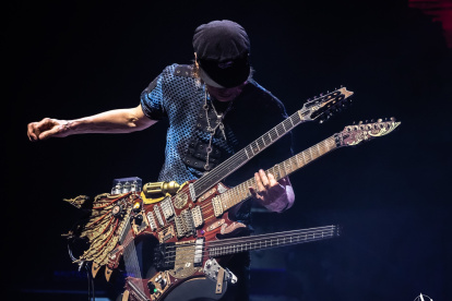 Steve Vai inició su carrera como transcriptor de música para Frank Zappa.