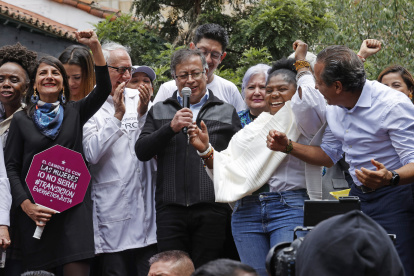 El presidente de Colombia, Gustavo Petro (c), acompañado por la vicepresidenta, Francia Márquez (c-i); la ministra de Minas y Energía, Irene Vélez (i), entre otros, habla ante sus simpatizantes reunidos en la Casa del Florero, hoy, en el centro de Bogotá (Colombia), durante una jornada en la que cientos de ciudadanos se manifiestan en apoyo a las reformas a la salud, laboral y de pensiones presentadas por su Gobierno y que están empantanadas en el Congreso debido a la crisis por las revelaciones sobre supuestas irregularidades en la financiación de su campaña electoral de 2022. EFE/ Mauricio Dueñas Castañeda