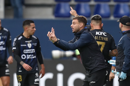 AMDEP3503. QUITO (ECUADOR), 07/06/2023.- El entrenador de Independiente Martín Anselmi dirige hoy, en un partido de la fase de grupos de la Copa Libertadores entre Independiente del Valle y Corinthians en el estadio Complejo Independiente del Valle en Quito (Ecuador). EFE/ José Jácome