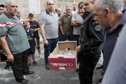 Ramallah (---), 08/06/2023.- Un experto en explosivos palestino lleva una caja cerca de la casa destruida del preso palestino Islam Froukh, que fue demolida por las fuerzas israelíes.