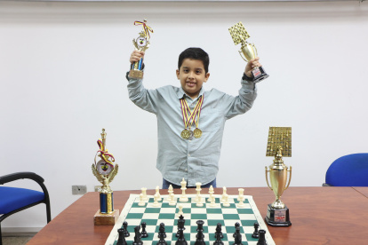 El pequeño con varios de los trofeos que ha ganado desde hace dos años en que empezó la práctica.