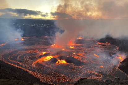 El Servicio Geológico estadounidense (USGS, en inglés) confirmó en sus redes sociales que el Kilauea entró en erupción en el cráter Halemaumau, lejos de zonas habitadas.