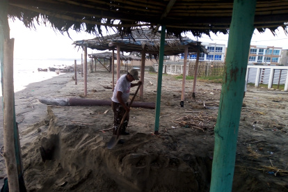 Daño. Ayer, la ciudadanía limpiaba las zonas afectadas por el aguaje.