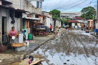 Actividad. Las familias han alterado sus rutinas en medio de los daños en sus viviendas y el lodo acumulado.