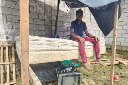 Segundo perdió su vivienda con el desbordamiento del río Teaone y elaboró un refugio temporal con elementos que le regalaron.