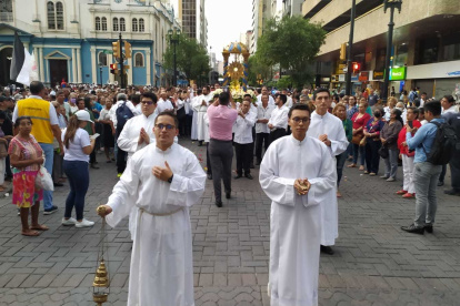 Procesión. Esta es una fiesta religiosa para caminar junto al Señor.