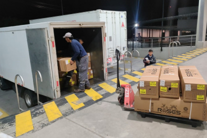 Evidencia. La Policía incautó la sustancia ilícita que estaba empaquetada en cartones de color café.