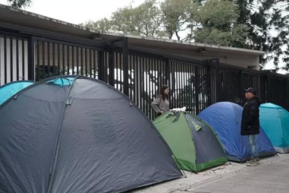Fans argentinos de Taylor Swift ya acampan para poder ver el show de la famosa cantautora.