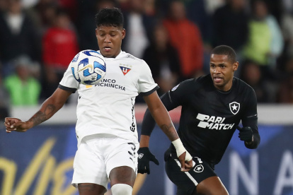 AME4657. QUITO (ECUADOR), 06/06/2023.- Richard Mina (i) de Liga de Quito controla el balón hoy, en un partido de la fase de grupos de la Copa Sudamericana entre Liga de Quito y Botafogo en el estadio Rodrigo Paz Delgado, en Quito (Ecuador). EFE/ José Jácome