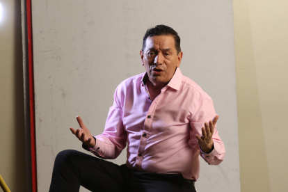 Edhisson cuenta con más de cuarenta años de trayectoria en el mundo de la música.