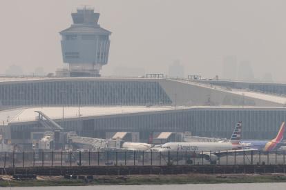 Aviones en el aeropuerto LaGuardia mientras el humo de los incendios forestales que arden en Canadá