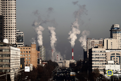 Imagen de archivo de grandes columnas de humo de las chimeneas de una central térmica en Moscú. EFE/Maxim Shipenkov RUSSIA COP25:Moscow (Russian Federation), 22/11/2019.- Smoke rises from chimneys of the gas boiler house as the temperature dropped to minus 10 degrees Celsius in Moscow, Russia, 22 November 2019. The COP25 World Climate Change Conference will take place from 02 to 13 December in Madrid. (Rusia, Moscú) EFE/EPA/MAXIM SHIPENKOV