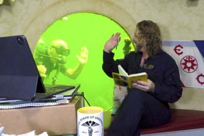 Joseph Dituri mientras observa desde la ventanilla del albergue submarino Jules" Undersea Lodge.