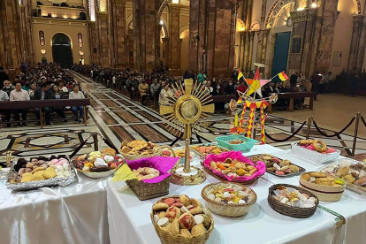 Tradición. Con la misa de bendición de los dulces, en la iglesia Catedral iniciaron las fiestas del Corpus Christi en Cuenca.
