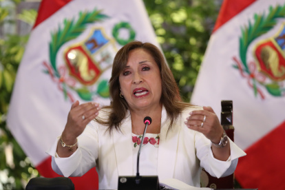 La presidenta del Perú, Dina Boluarte, ofrece un discurso de balance de sus primeros seis meses como presidenta hoy, en Lima (Perú). Boluarte aseguró este viernes que, en sus seis meses de mandato, su Gobierno ha conseguido preservar el orden democrático y el Estado de derecho en el país, además de haberle dado calma y sosiego. EFE/ Paolo Aguilar