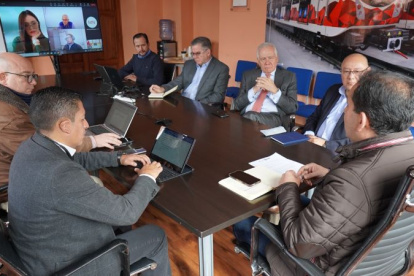 Unos seis exfuncionarios se dieron cita en la oficina del actual titular de la Empresa Pública Metro de Quito, Hugo Villacrés.