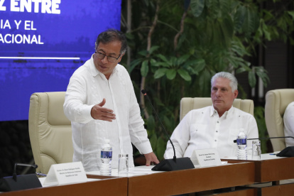 El presidente de Colombia Gustavo Petro (i), acompañado del presidente de Cuba Miguel Díaz Canel (d), habla durante el cierre de la tercera ronda de conversaciones de paz hoy en La Habana (Cuba). El presidente colombiano, Gustavo Petro, aseguró este viernes, durante el cierre de la tercera ronda de conversaciones entre el ELN y el Gobierno, que la paz entre ambas partes se podría lograr en mayo de 2025. EFE/Ernesto Mastrascusa