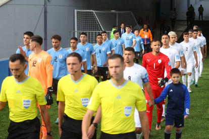 AMDEP3681. LA PLATA (ARGENTINA), 08/06/2023.- Jugadores de Uruguay e Israel ingresan al campo hoy, en un partido de las semifinales de la Copa Mundial de Fútbol sub-20 entre Uruguay e Israel en el estadio Diego Armando Maradona en La Plata (Argentina). EFE/ Juan Ignacio Roncoroni
