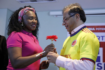Fotografía de archivo, tomada en mayo de 2022, en la que se registró al presidente de Colombia, Gustavo Petro, durante un acto de campaña antes de ser elegido, junto a la campeona olímpica colombiana María Isabel Urrutia y quien fuera su ministra del Deporte. EFE/Carlos Ortega