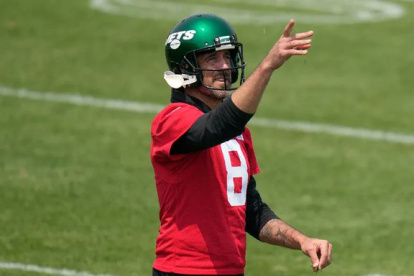 Aaron Rodgers, a sus 39 años, sigue jugando al fútbol americano.