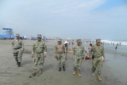 En Playas. Ahora, la presencia de militares al pie del mar se ha vuelto común ante la ola de delitos.