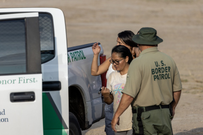Agentes de la Patrulla Fronteriza de EE.UU. participan en la captura de migrantes en la frontera con México en un punto de Texas, en una fotografía de archivo.